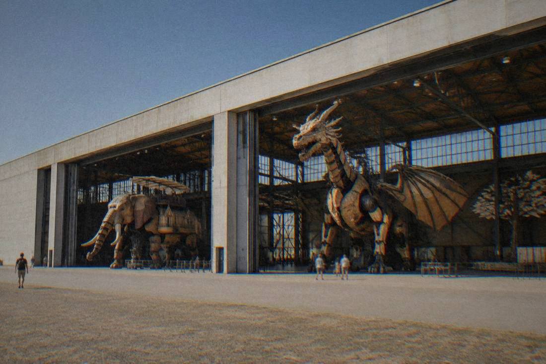 Giant mechanical creatures in the hall