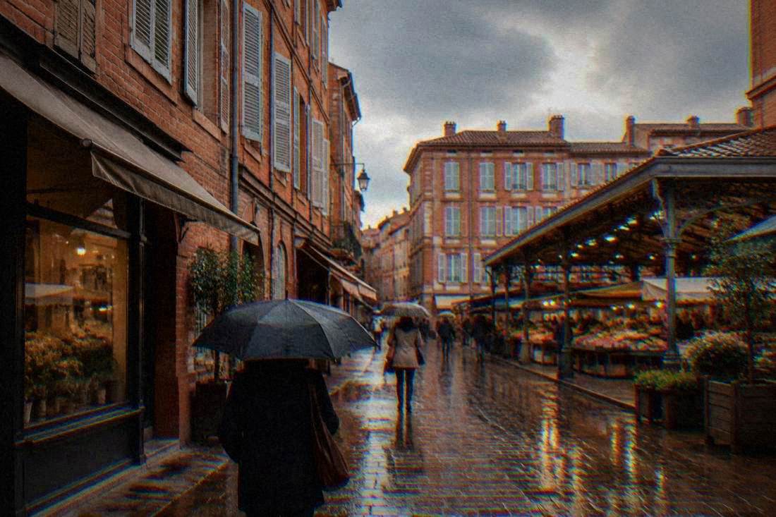 Indoor route through a rainy Toulouse day